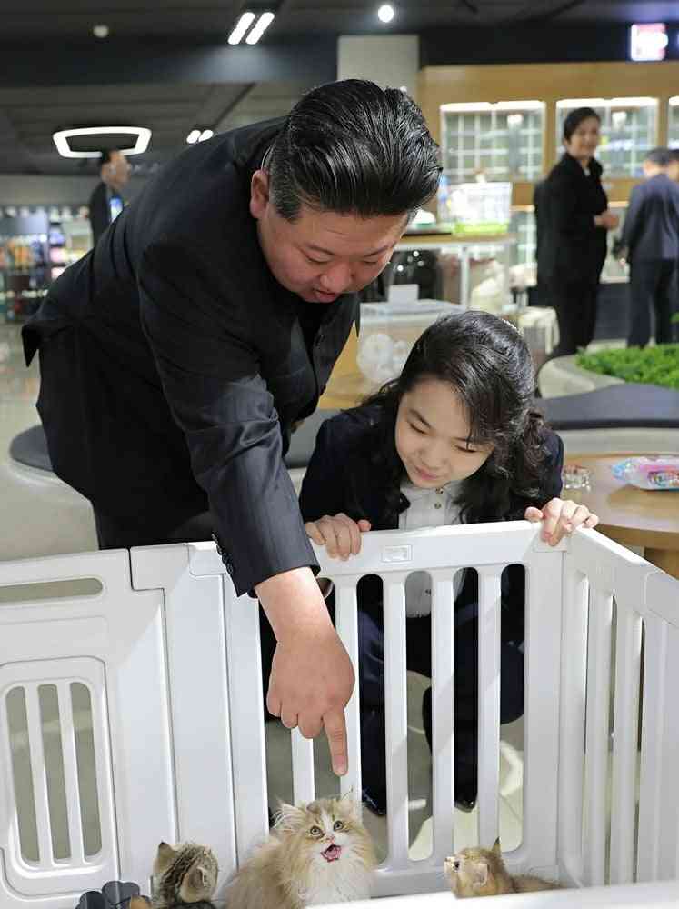 金正恩総書記が笑顔でワンコ抱き上げ ジュエ氏とされる娘と共にペットショップ視察 画像公開した北朝鮮の狙い