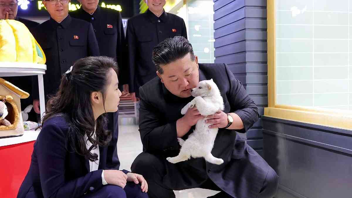 金正恩総書記が笑顔でワンコ抱き上げ ジュエ氏とされる娘と共にペットショップ視察 画像公開した北朝鮮の狙い