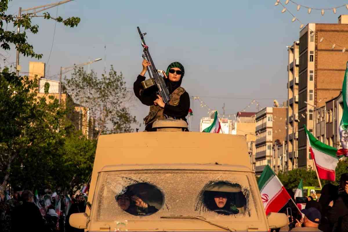 女性と少女数千人が集結、米国とイスラエルに抗議　イラン首都（CNN.co.jp） - Yahoo!ニュース
