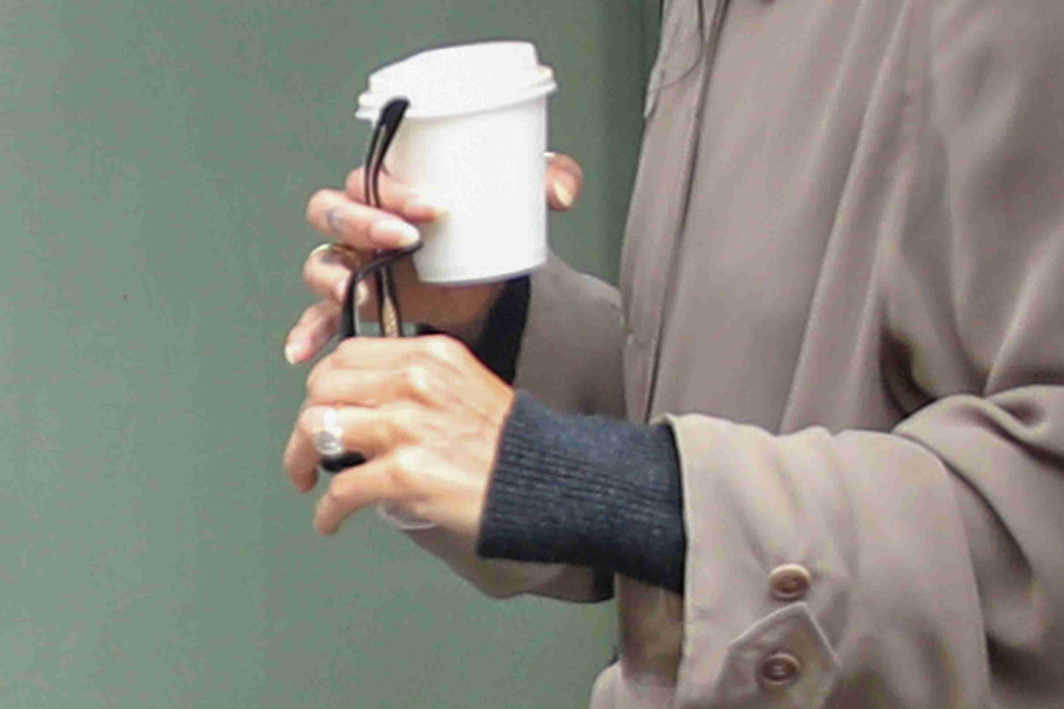 ハリー・スタイルズ、ゾーイ・クラヴィッツと婚約か　英でキスショット…左手薬指には指輪キラリ