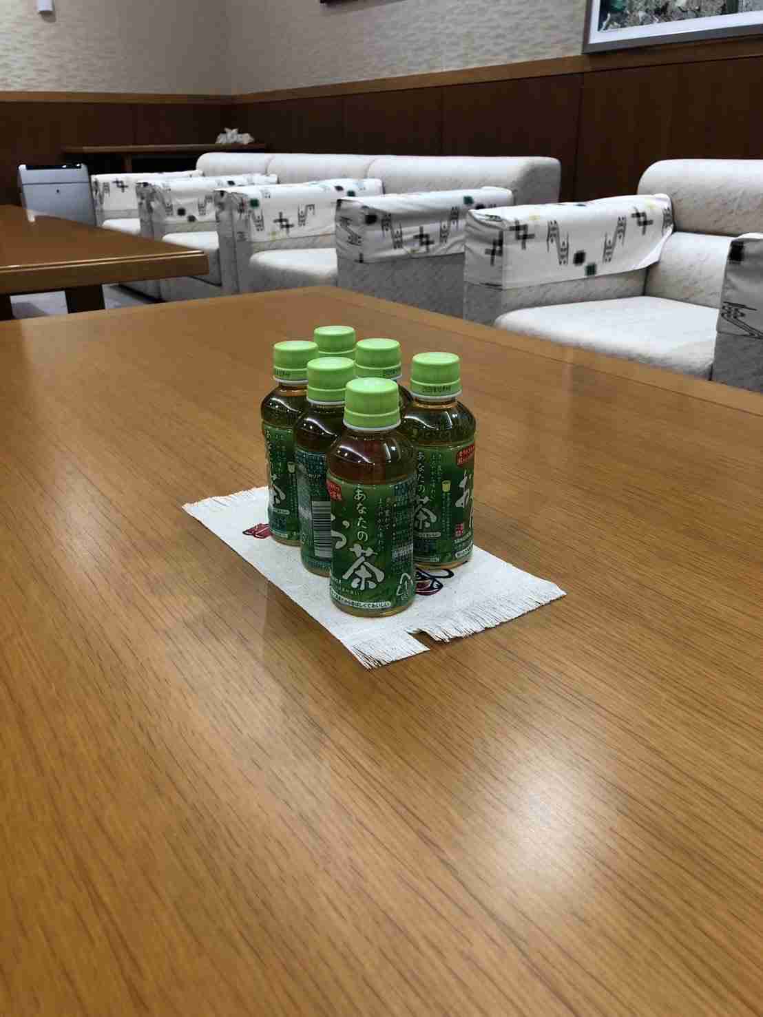 沖縄県浦添市長、市長室の来客に出すお茶を「ペットボトルに代えた」 背景説明に共感広がる