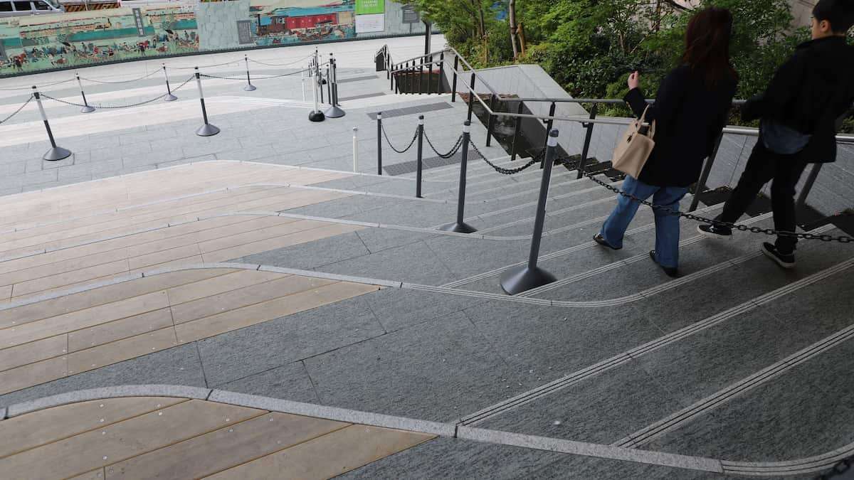 高輪ゲートウェイ「危険な大階段」で複数けが人…JR東が対策　隈研吾氏設計説は誤情報 - 産経ニュース