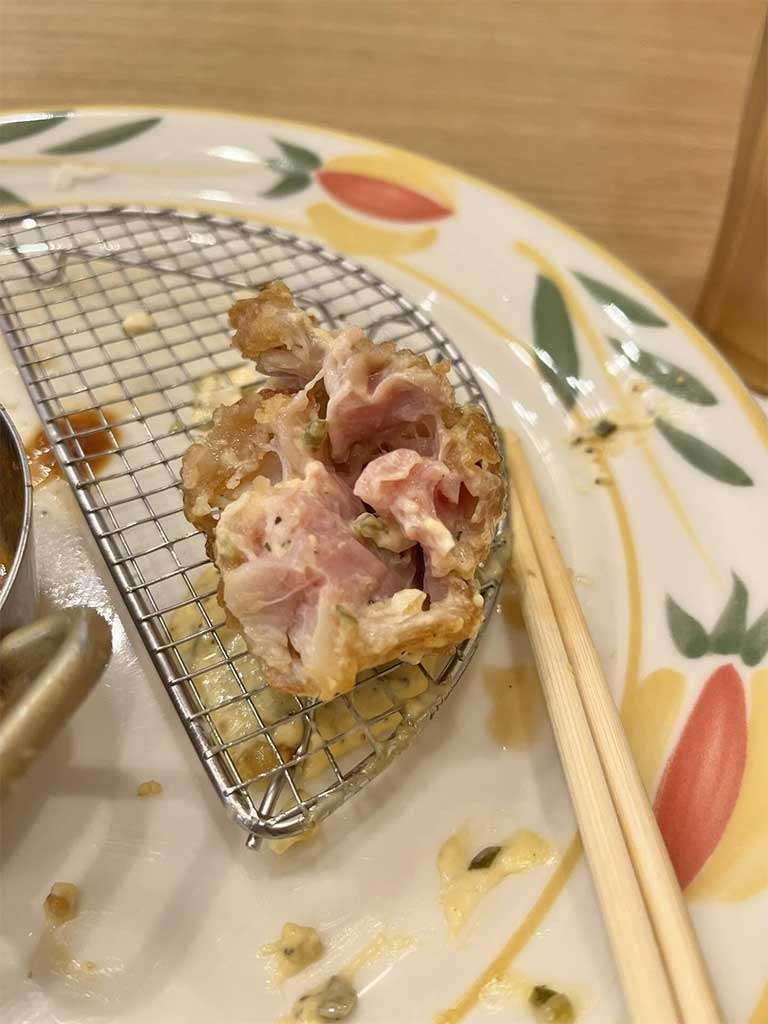 「中が完全に生…」チキン南蛮を食べた女性が悲鳴　店の“100円デザートで手打ち”対応に憤り
