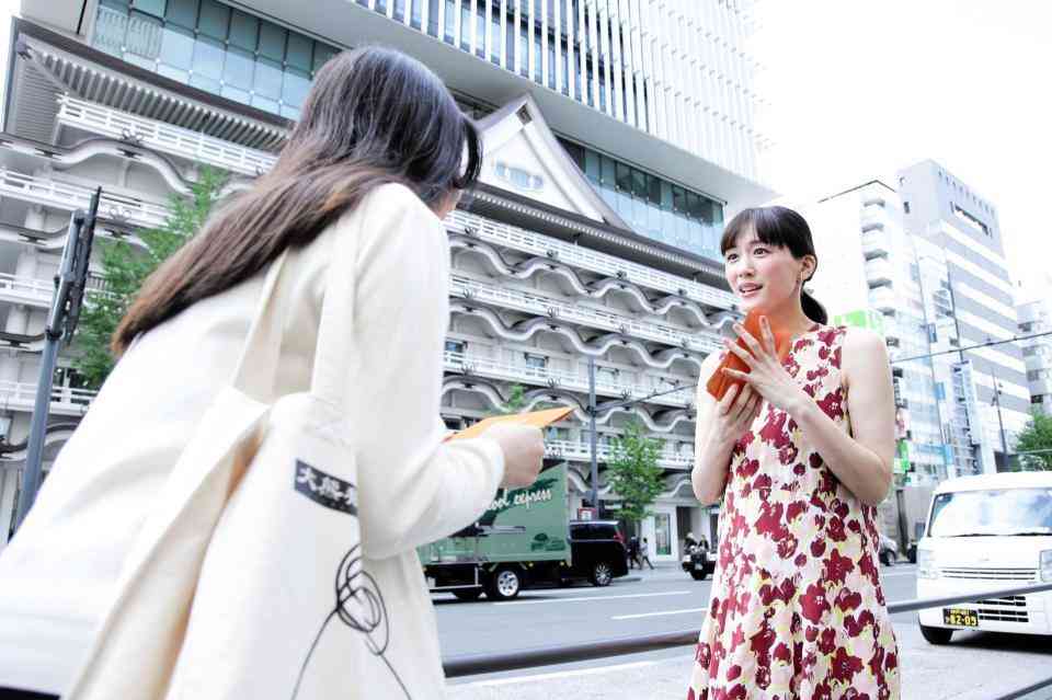 ほんまに!?綾瀬はるか　大阪の路上でラブレター手渡し　通行人ビックリ
