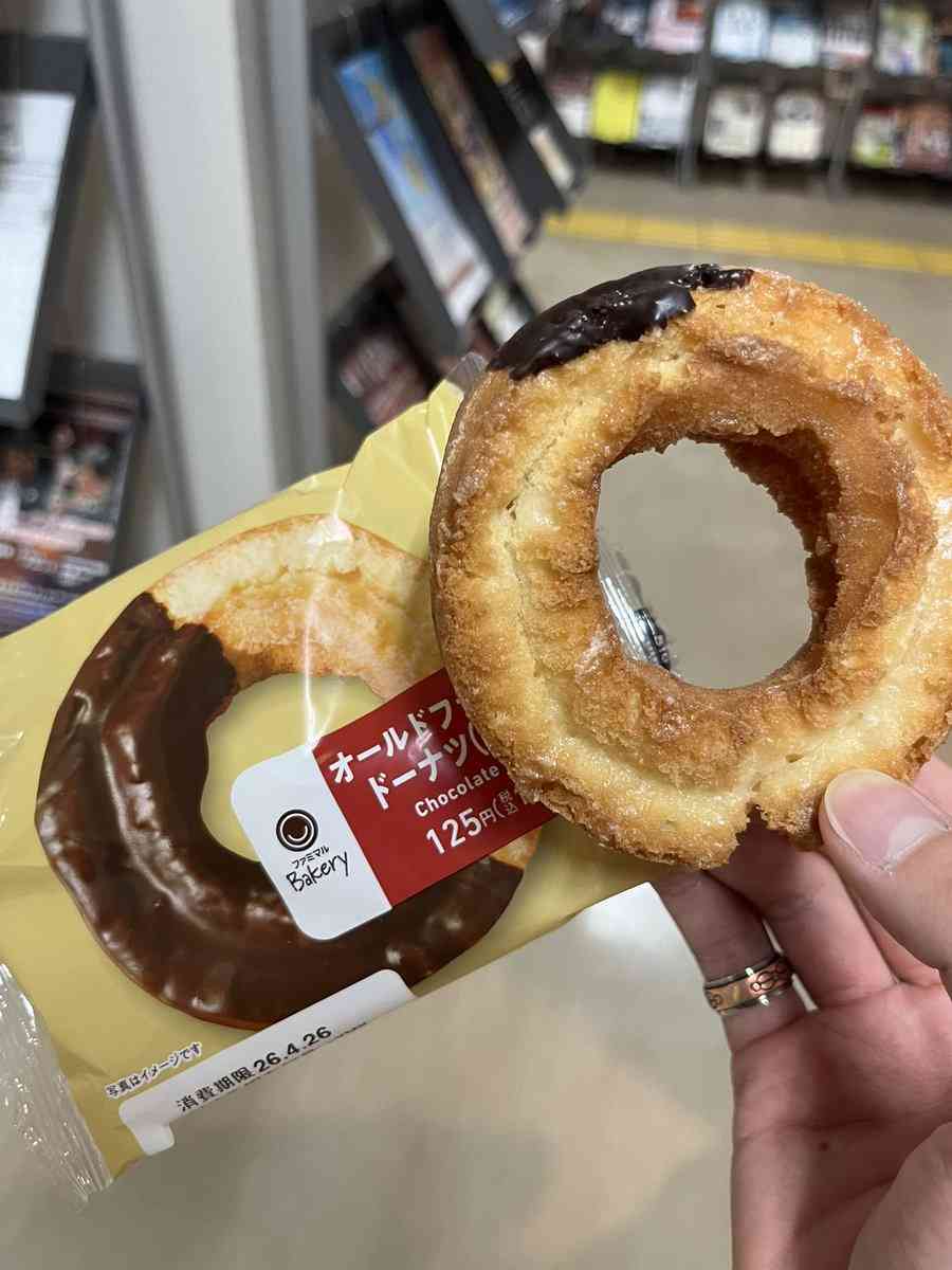 「チョコじゃなくてチョコッとやん」コンビニでドーナツを買ったら...製造中のエラーだと信じたいチョコのかかり具合