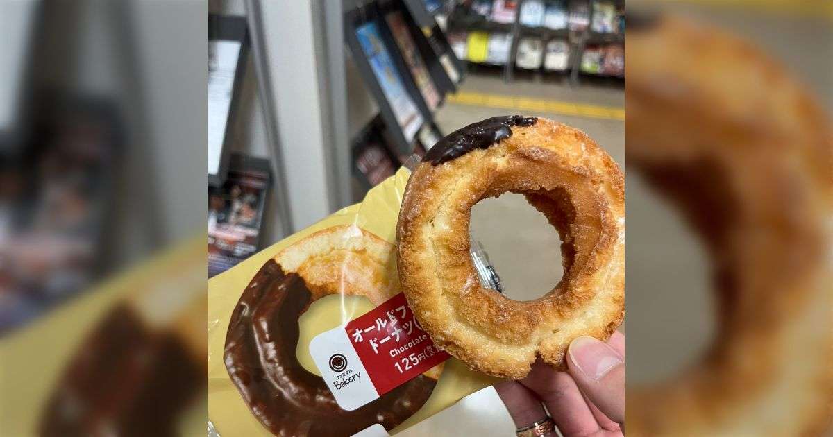 「チョコじゃなくてチョコッとやん」コンビニでドーナツを買ったら...製造中のエラーだと信じたいチョコのかかり具合 - Togetter