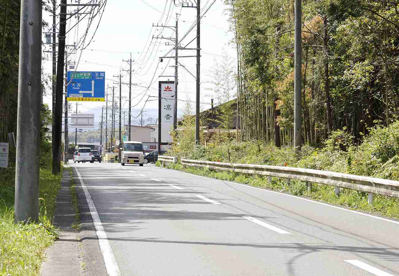 車道の自転車に車が追突　三重・明和　直線の町道で女性（49）死亡
