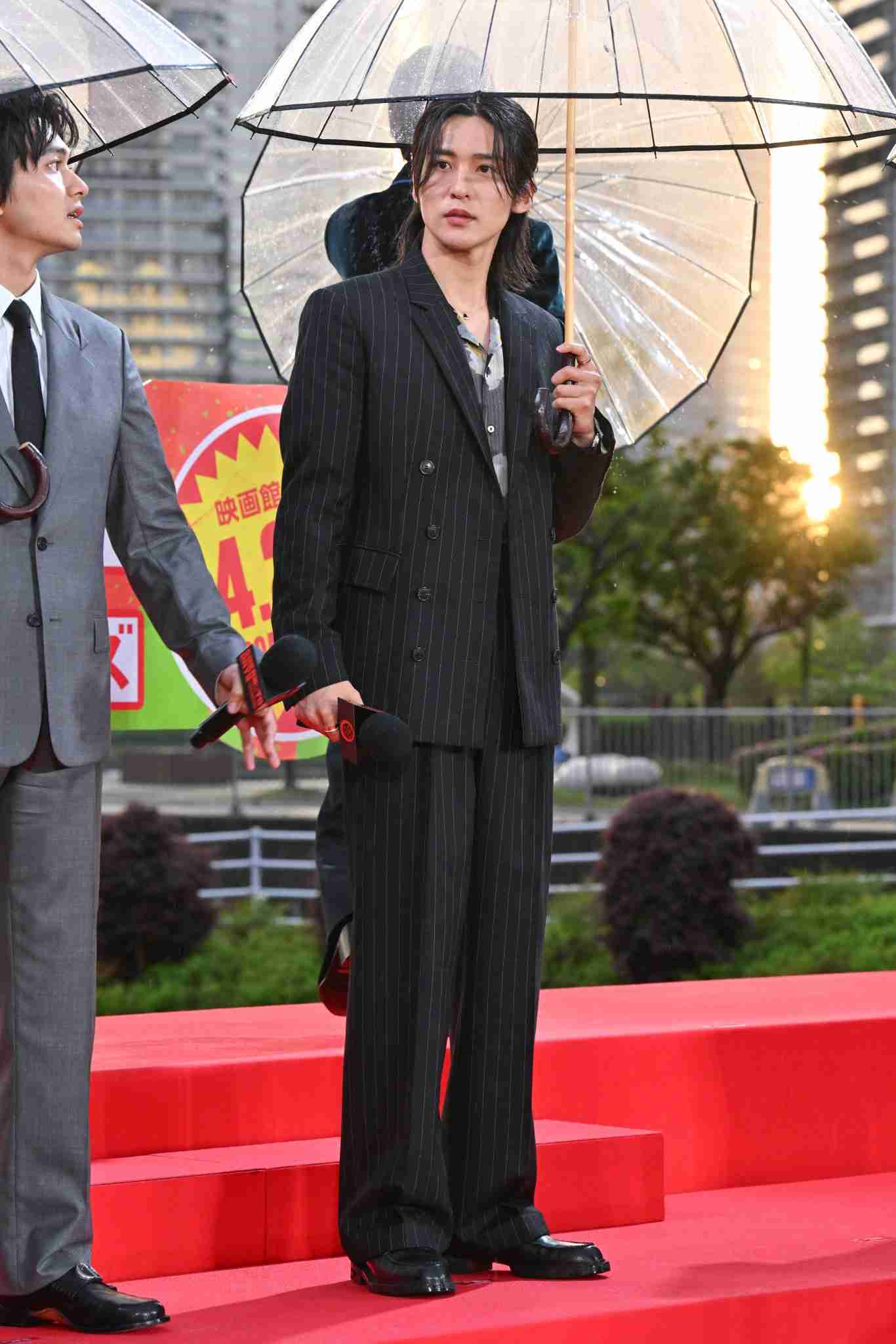 Snow Man目黒蓮、雨天の中ファンと交流→虹空に 約3ヶ月ぶり一時帰国に大歓声