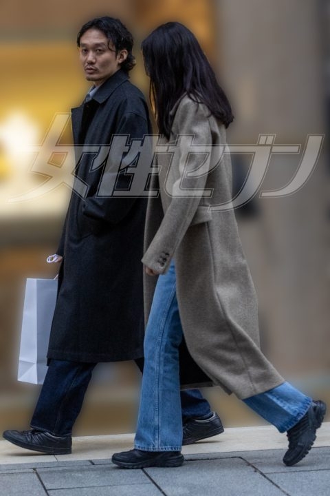 《独占・初夫婦2ショット》長澤まさみが夫と銀座デート「リンクコーデ」で左手薬指に指輪が光って