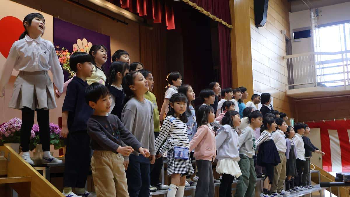 外国ルーツ児童が約3割の東京・池袋小　日本語学級や特別な給食で国際理解促進へ