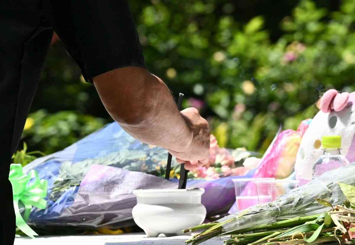 父親「娘に語りかけ」涙拭う　うるま米軍属女性殺害から10年　現場で遺族らが手を合わせる | 沖縄タイムス＋プラス