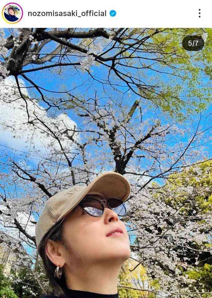 ２児ママ佐々木希　ヴィトンのリュックでお出かけ「母ちゃん」走り回れる、と　自身手がけるサングラスかけ