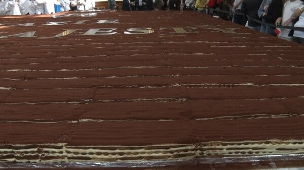 「世界最長ティラミス」ギネス世界記録を更新　全長440.58m　イタリア人シェフ100人で2日がかりで製作　ロンドン｜FNNプライムオンライン