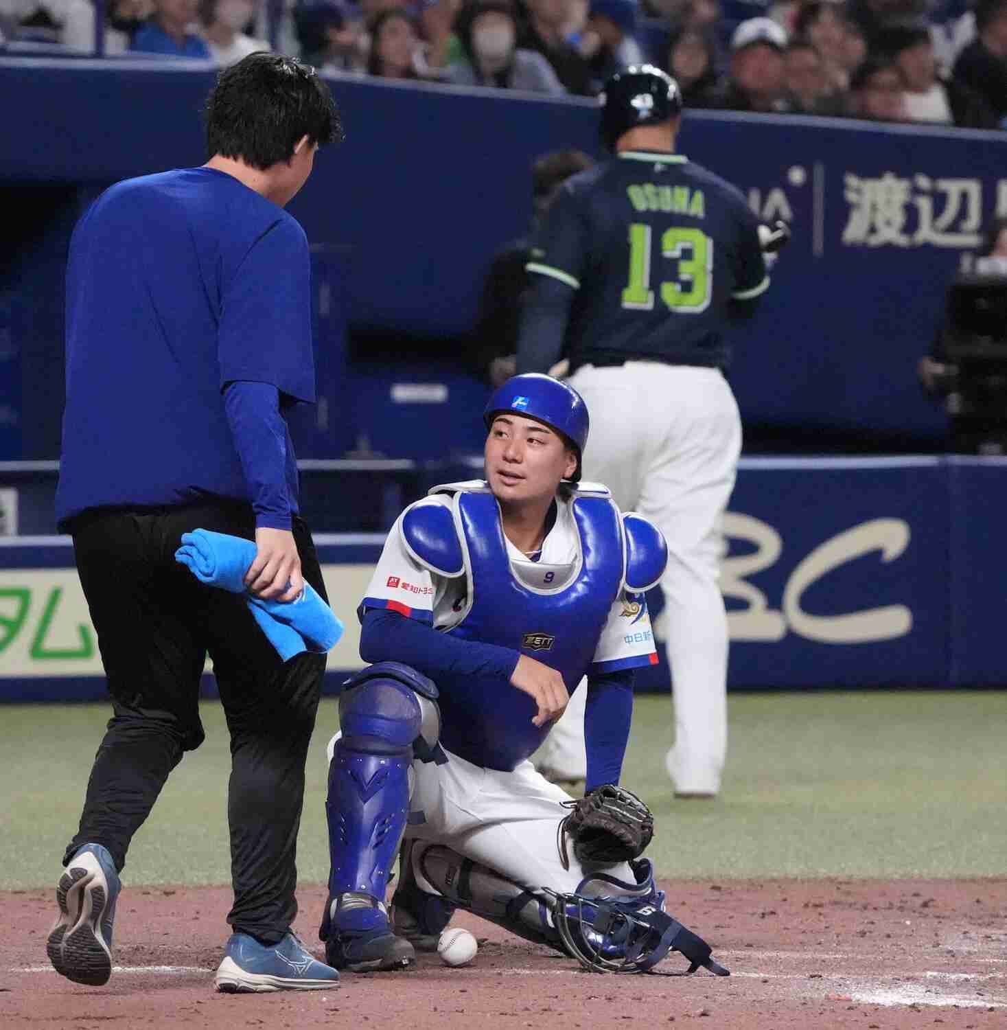 【ヤクルト】オスナのバットが中日石伊のヘルメット直撃し場内騒然！手当て後グラウンドに戻る（日刊スポーツ） - Yahoo!ニュース