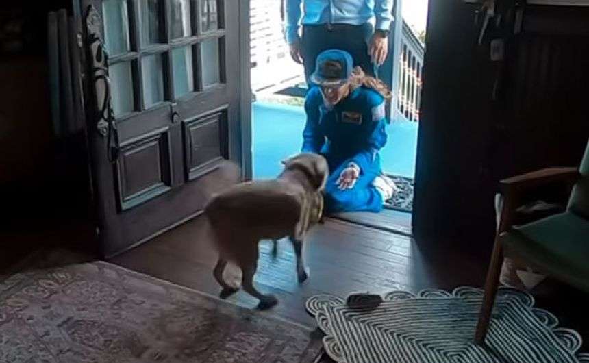 誰よりも月周回から帰還した宇宙飛行士の帰りを待っていたのは愛犬だった！