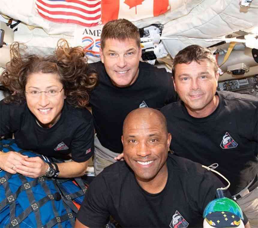 誰よりも月周回から帰還した宇宙飛行士の帰りを待っていたのは愛犬だった！