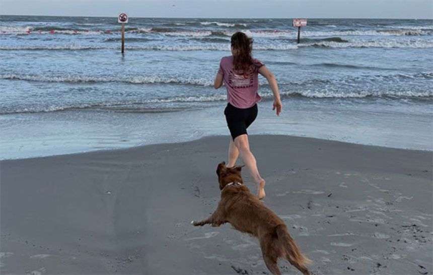 誰よりも月周回から帰還した宇宙飛行士の帰りを待っていたのは愛犬だった！