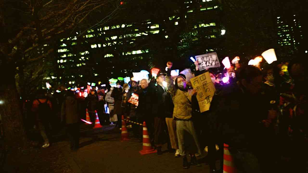 光が、街を照らしている──「戦争反対」の声が集い、示される意思とは | Vogue Japan
