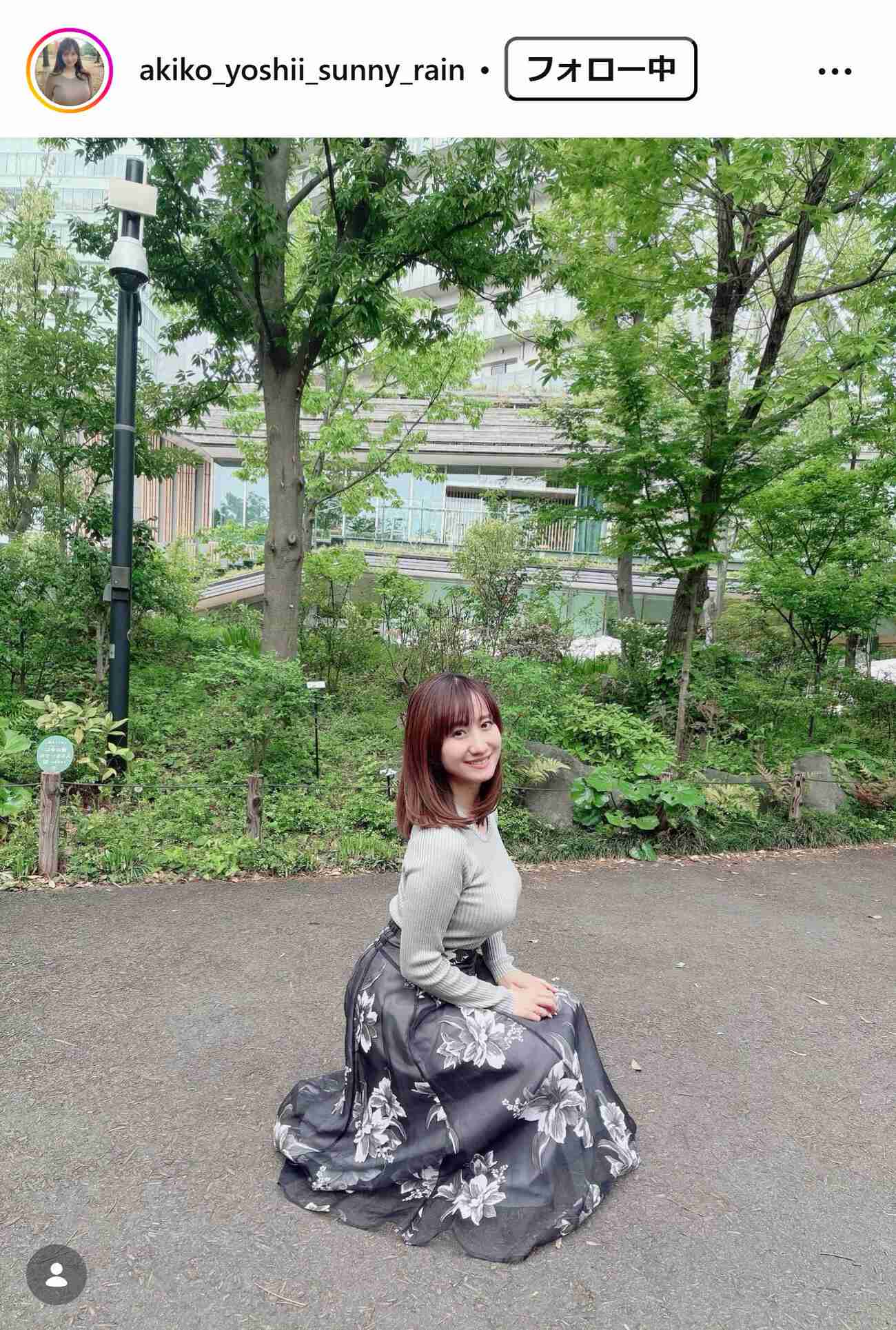 「髪切りました」NHK出演気象予報士・吉井明子（45）ぴったりトップス横向き姿に「なぜそのポーズ」「まじであざとい」