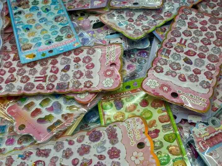 「最近は“ボンドロシール”もタイミング次第で買えます」　意外にも雑貨店が「シールブーム」の終焉を“歓迎”する理由