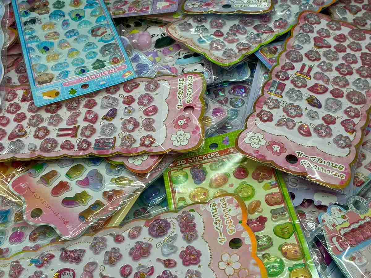 「最近は“ボンドロシール”もタイミング次第で買えます」　意外にも雑貨店が「シールブーム」の終焉を“歓迎”する理由 | デイリー新潮