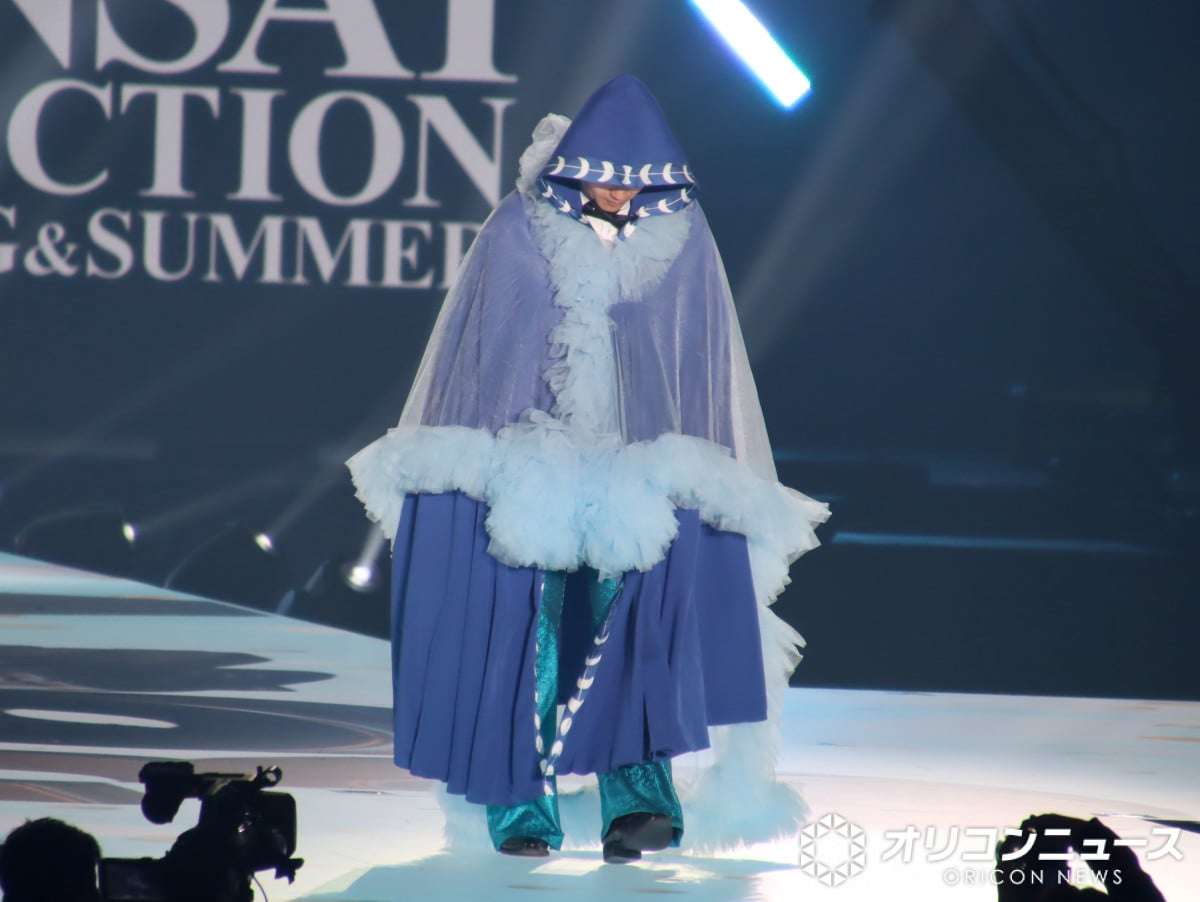 吉村洋文大阪府知事、ドームでランウェイ　海モチーフのマント→法被姿に大変身【関コレ】