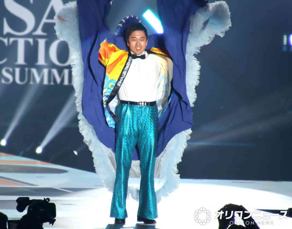 吉村洋文大阪府知事、ドームでランウェイ　海モチーフのマント→法被姿に大変身【関コレ】