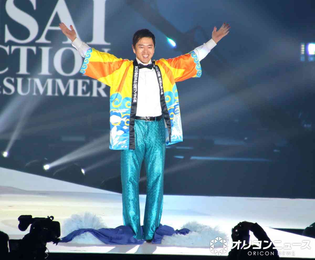 吉村洋文大阪府知事、ドームでランウェイ　海モチーフのマント→法被姿に大変身【関コレ】