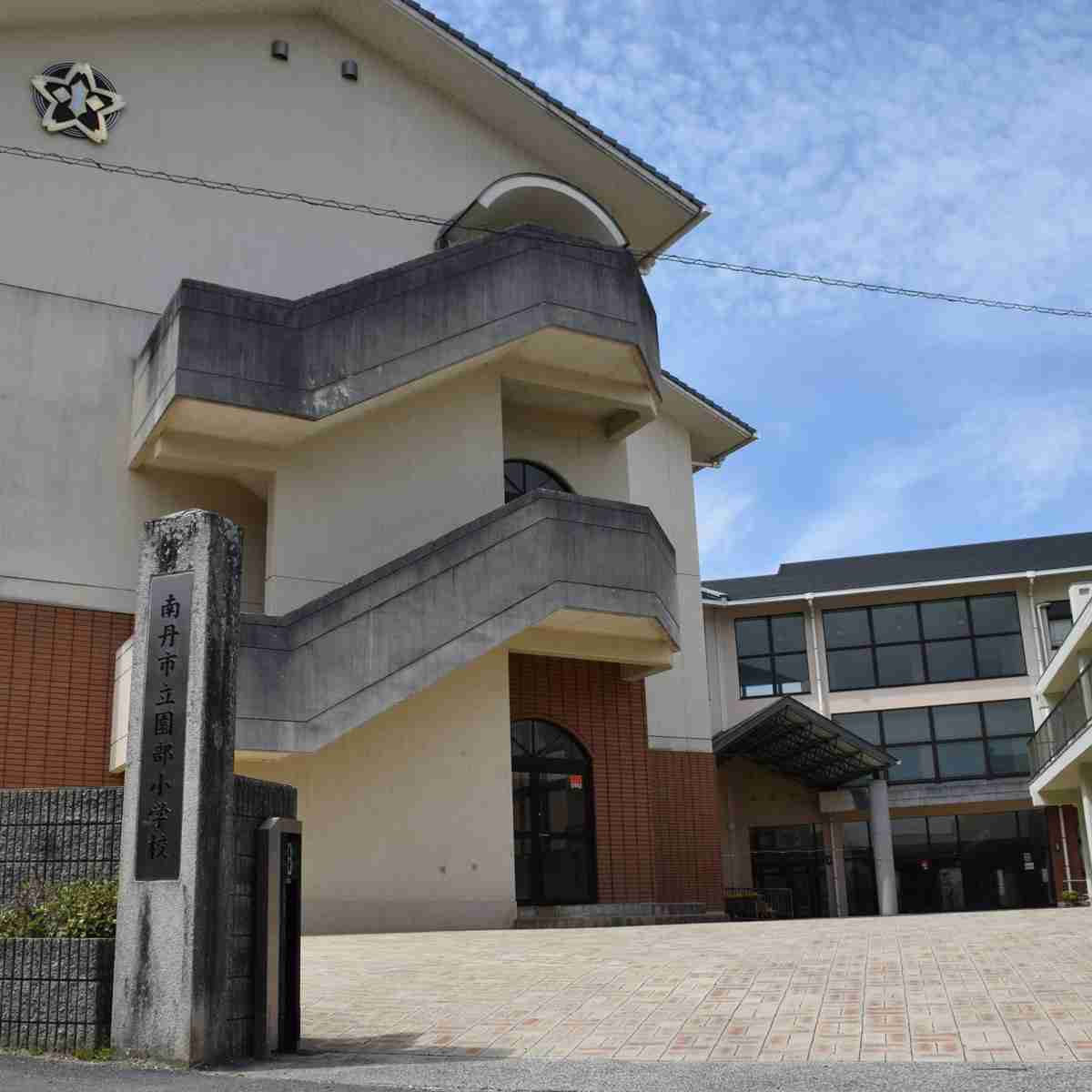 「令状をとって家宅捜索をしたのでは」京都・男児行方不明から2週間経って自宅付近に“規制線が張られた”意味…敏腕元刑事が解説する「大規模捜索のワケ」（女性自身） - Yahoo!ニュース
