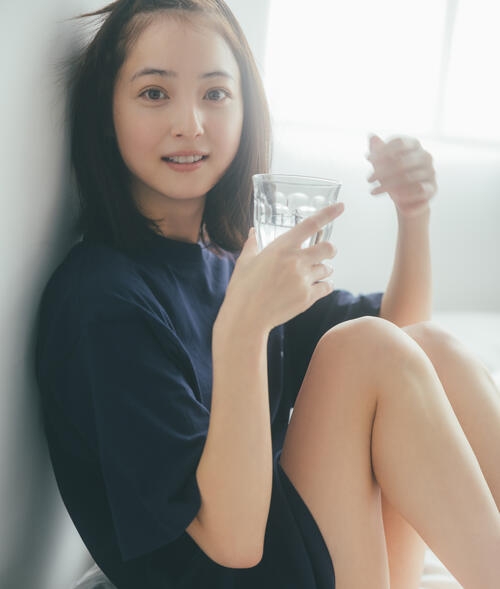 佐々木希が気まずいほど見つめてくる日めくりカレンダー発売決定