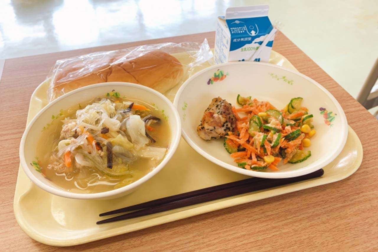 公立小学校で給食無償化開始も親は悲鳴「お金払うから…」1食300円の限界、質素すぎる実態にNO | 週刊女性PRIME