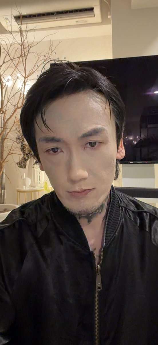 「刺青消したら若返った」瓜田純士〝顔面タトゥーなし〟激レア写真が万バズ「フィギュアスケート滑ってそう」「別人級に若返るのエグすぎて笑える」