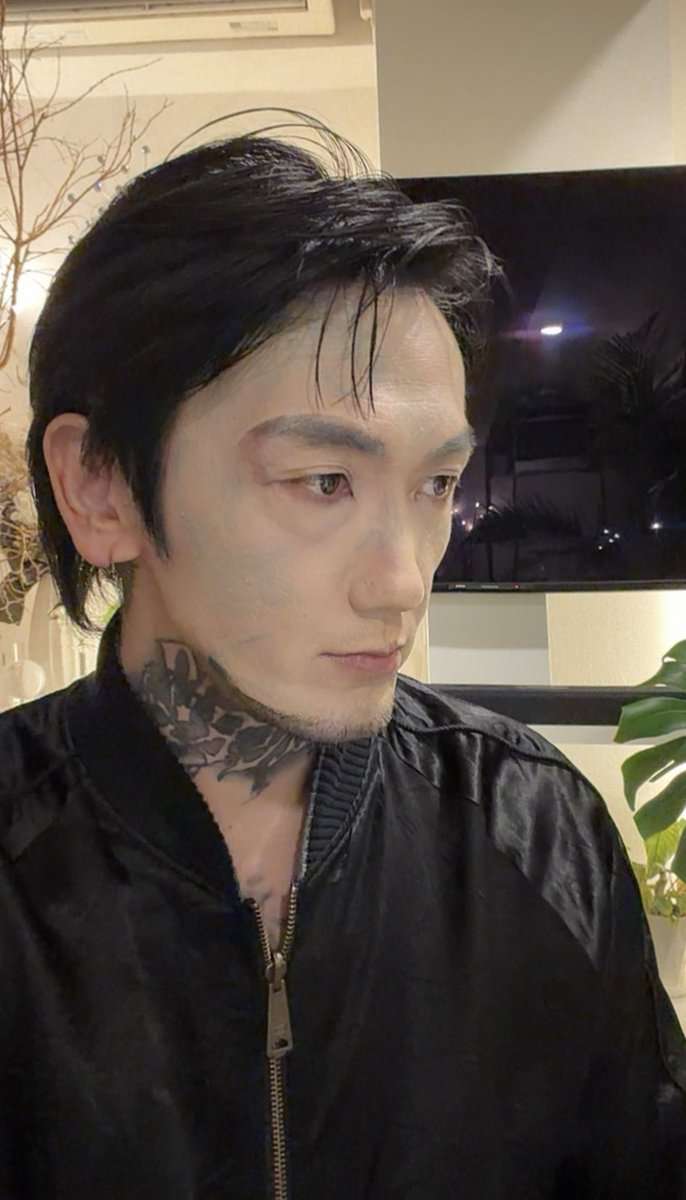 「刺青消したら若返った」瓜田純士〝顔面タトゥーなし〟激レア写真が万バズ「フィギュアスケート滑ってそう」「別人級に若返るのエグすぎて笑える」
