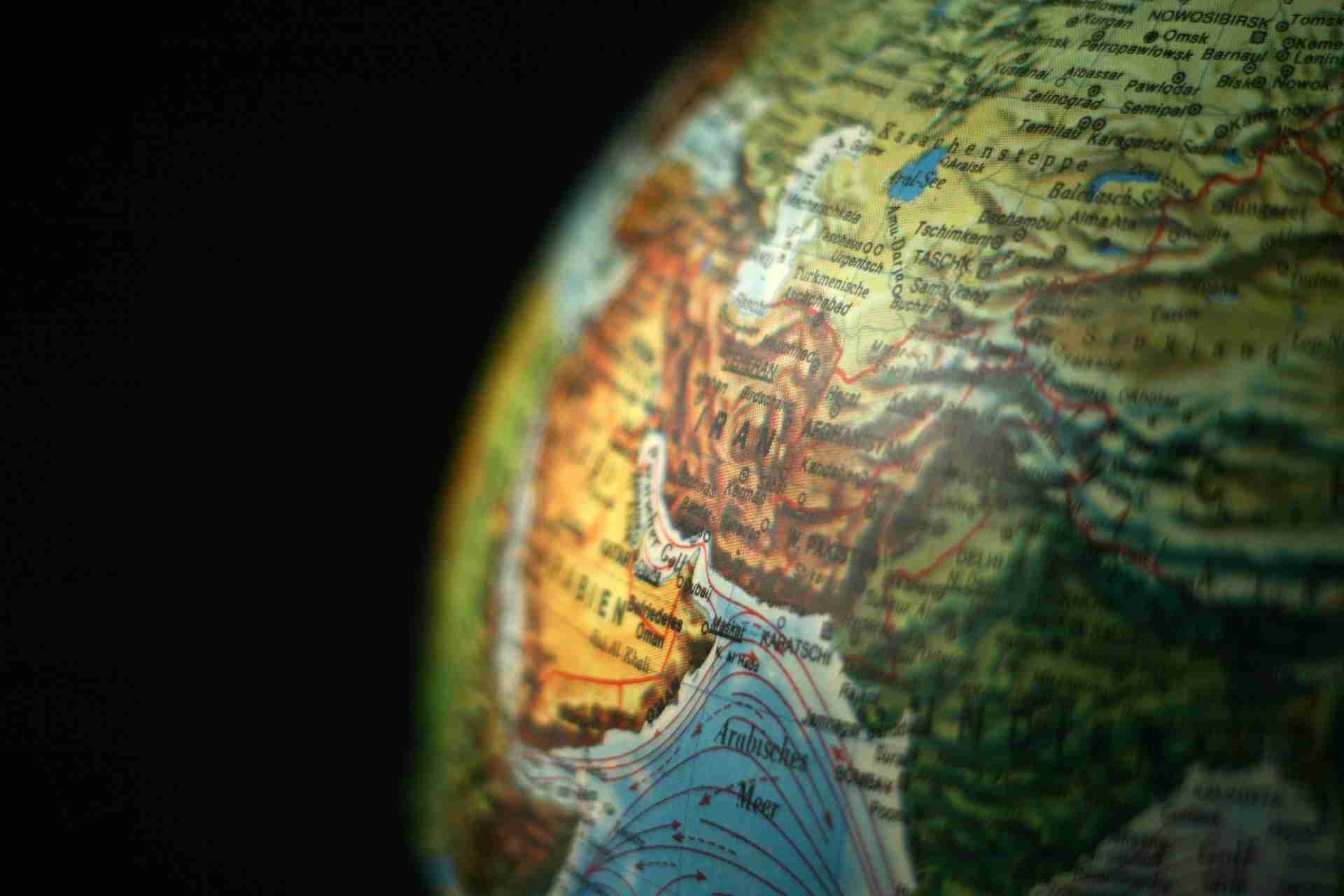 イラン、ホルムズ海峡で「人民元決済」を条件に通航許可？ – ファイナンシャルニュースジャパン