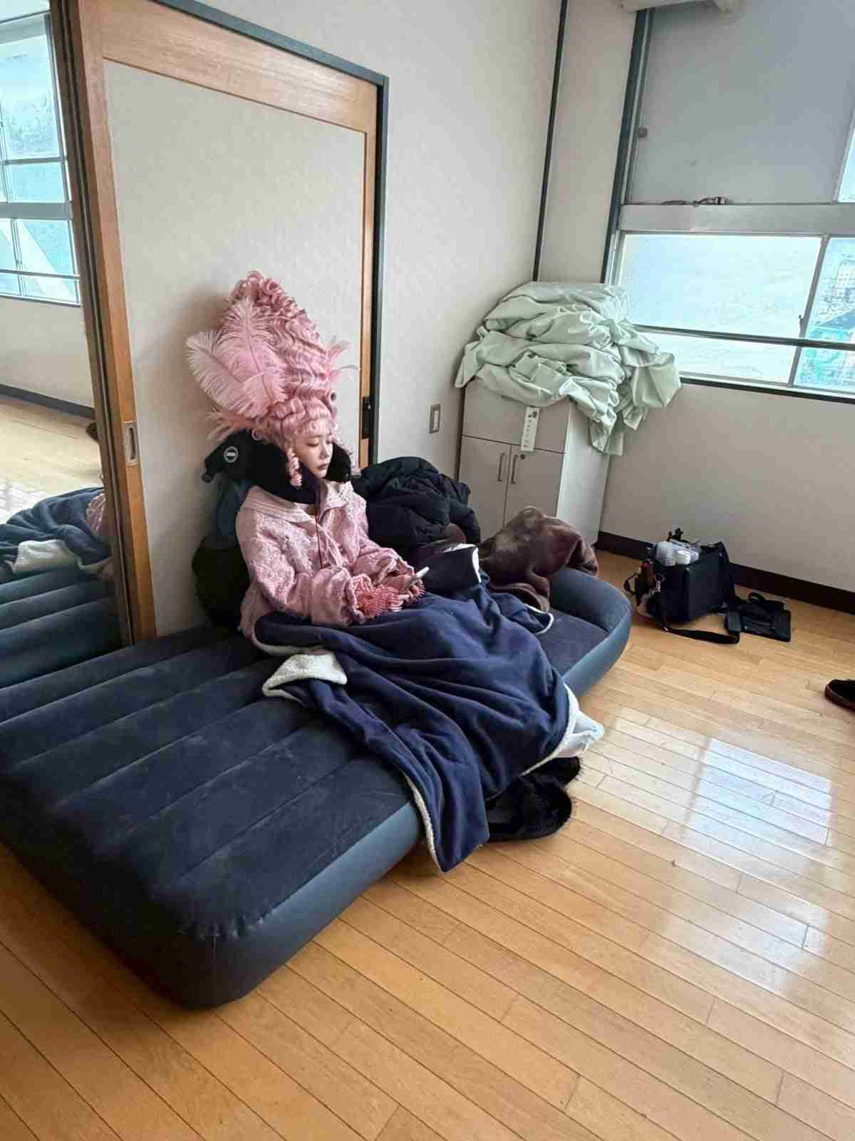 あのちゃん、ド派手な“ピンク髪”の別人級ショットに反響「ピンクもモリモリ髪もかわいい」「メイクもいつもと違う雰囲気」 新曲「愛晩餐」のMV撮影ウラを紹介
