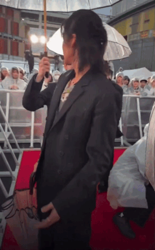 Snow Man目黒蓮、雨天の中ファンと交流→虹空に 約3ヶ月ぶり一時帰国に大歓声