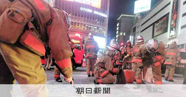 渋谷のスクランブル交差点で火災　「男が液体をまき火つけた」と通報 [東京都]：朝日新聞