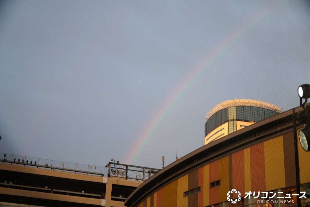 Snow Man目黒蓮、雨天の中ファンと交流→虹空に 約3ヶ月ぶり一時帰国に大歓声