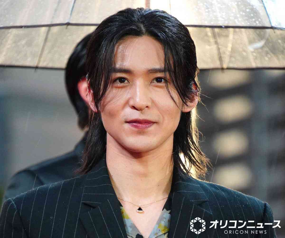 Snow Man目黒蓮、雨天の中ファンと交流→虹空に 約3ヶ月ぶり一時帰国に大歓声