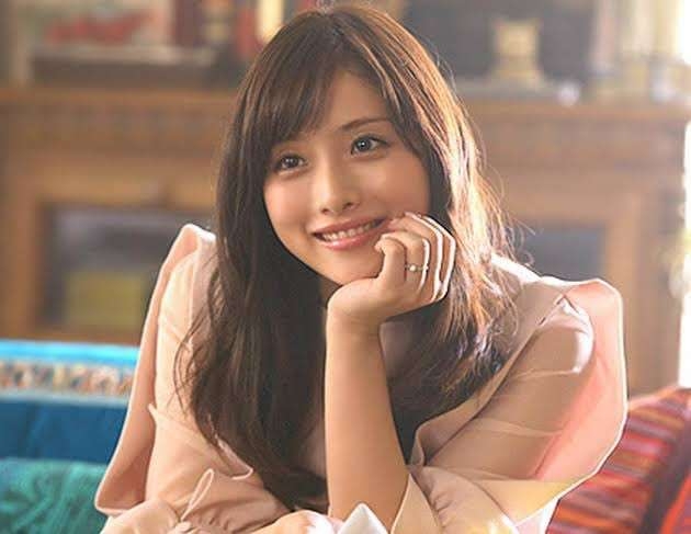 石原さとみ　トータル「200万円以上」の高額コーデ披露…産後とは思えぬ“腹チラ”に「色気全開」絶賛の声