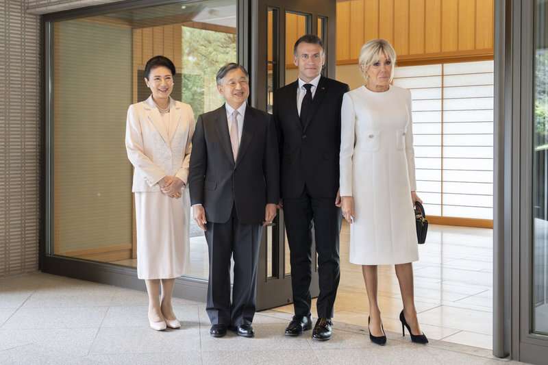 《派手に見えない理由》皇后雅子さまの桜色、マクロン夫人の白　参考にしたい“明るい色”の上品な使い方（介護ポストセブン） - Yahoo!ニュース