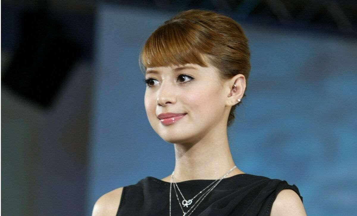 「吉川ひなの」46歳で活動再開も若者からは「誰？」の声　「股下85センチ」「歩くフランス人形」…Z世代は知らない美少女モデル伝説 | AERA DIGITAL（アエラデジタル）