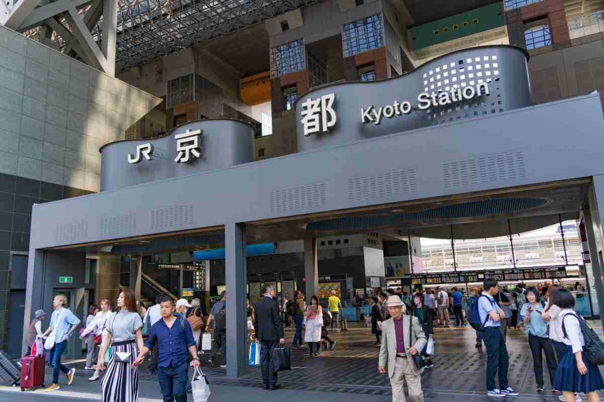 京都駅に掲出されていた「ホームの看板」に思わず二度見　まさかの文言に「京言葉では…？」と話題 | LIMO | くらしとお金の経済メディア