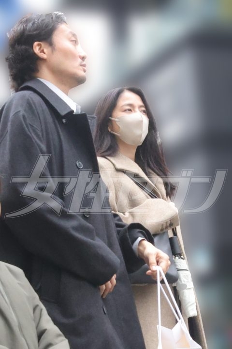《独占・初夫婦2ショット》長澤まさみが夫と銀座デート「リンクコーデ」で左手薬指に指輪が光って