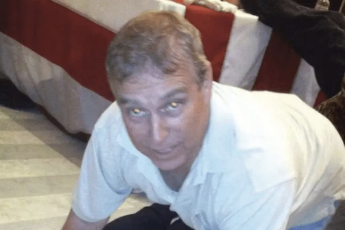 「100人の女性が黒いボディコンを着せられた」アンドリュー元王子“横たわる少女の横で四つん這い”写真めぐり新証言…当時17歳だった女性が明かした「まるで売春宿のような」エプスタイン邸の光景