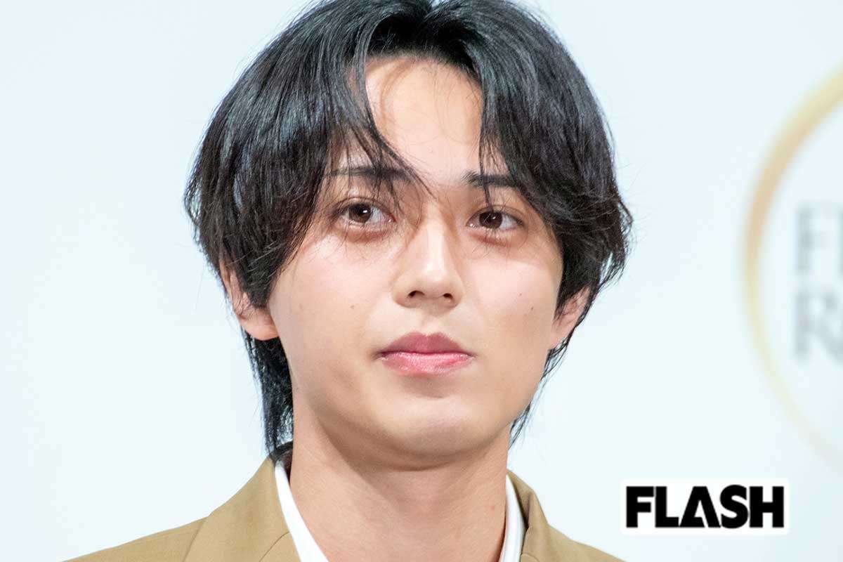 永瀬廉　結婚式にメンバーカラー“黒ネクタイ”で参加、「誰か教えてくれなかったのかな？」一部ファンからはマナー指摘も | Smart FLASH/スマフラ[光文社週刊誌]