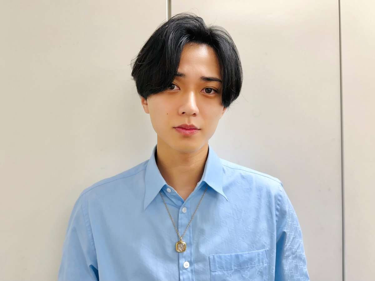 永瀬廉の小顔と8頭身映える“国宝級イケメン”ショットに「朝からビジュいい」「骨格まで美しい」「関西ノリ楽しかった」