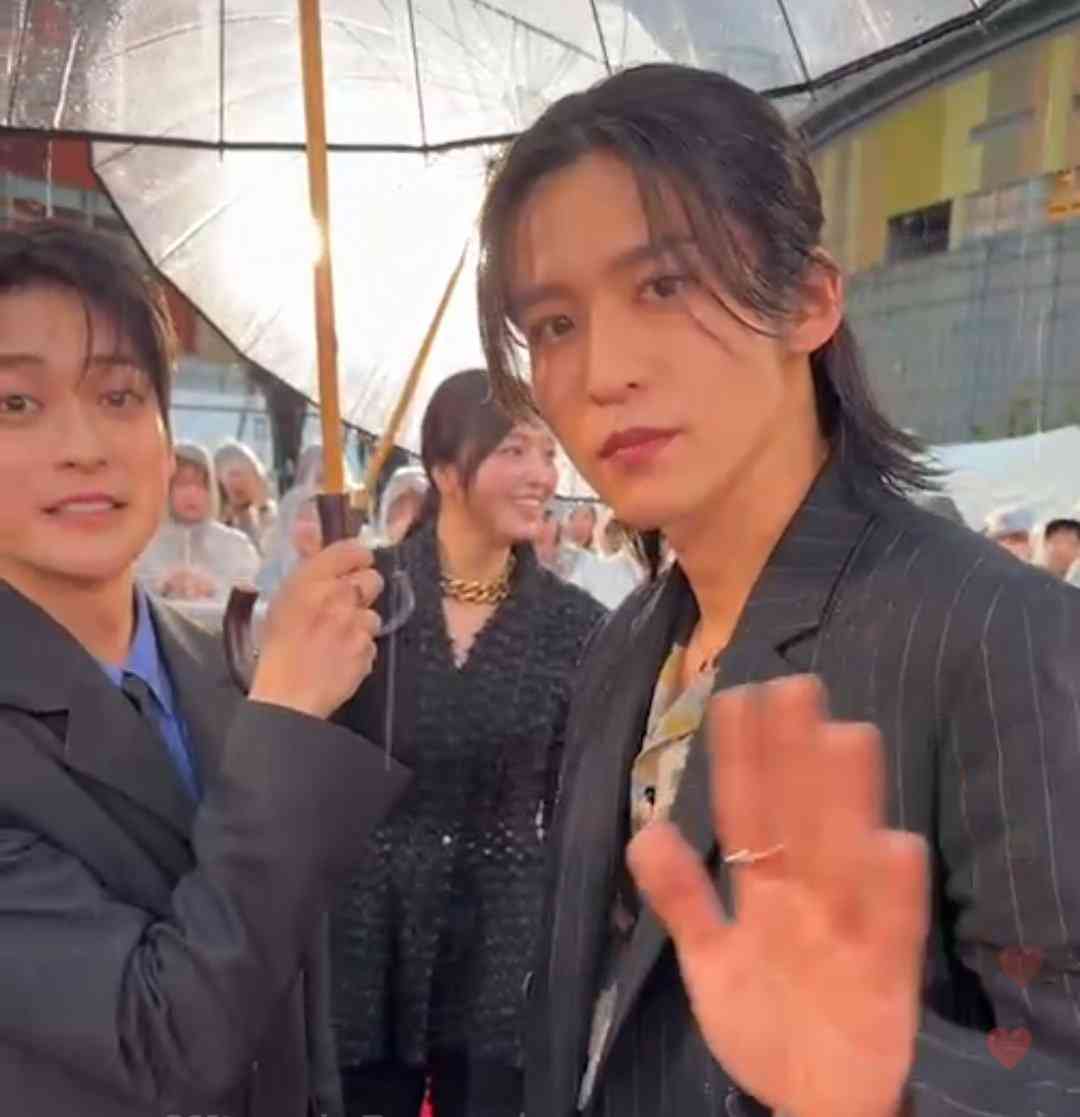 Snow Man目黒蓮、雨天の中ファンと交流→虹空に 約3ヶ月ぶり一時帰国に大歓声