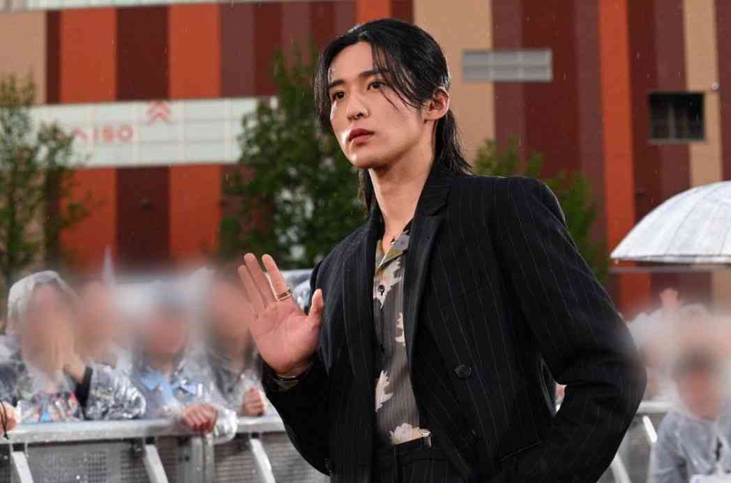 Snow Man目黒蓮、雨天の中ファンと交流→虹空に 約3ヶ月ぶり一時帰国に大歓声