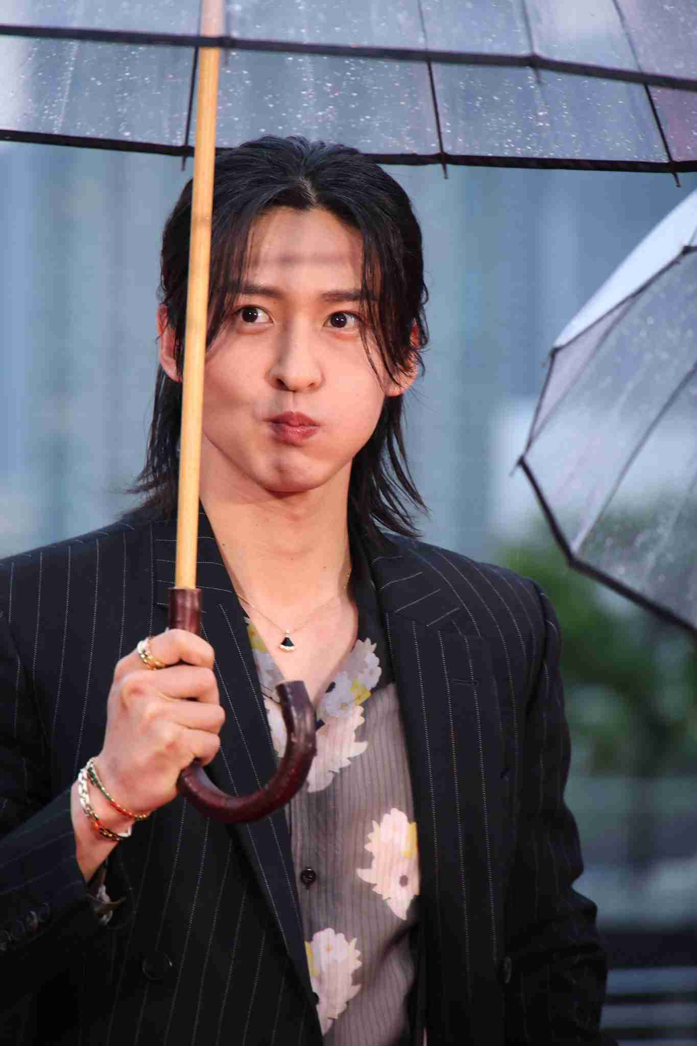 Snow Man目黒蓮、雨天の中ファンと交流→虹空に 約3ヶ月ぶり一時帰国に大歓声